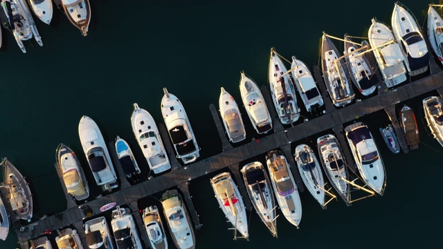 俯视图无人机镜头:在滨海湾与不同大小的游艇飞行。停泊的豪华游艇和渔船视频下载