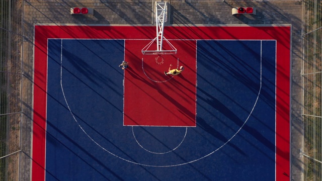 篮球场上两名篮球运动员的鸟瞰图视频下载
