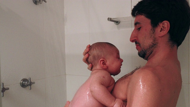父亲抱着儿子洗澡，率真而真实视频素材