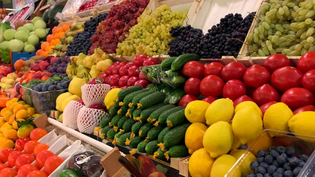 市场柜台上的各种天然水果和蔬菜。视频下载