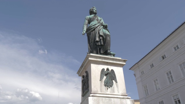 欧洲奥地利萨尔茨堡，联合国教科文组织世界遗产莫扎特广场上的莫扎特雕像视频下载