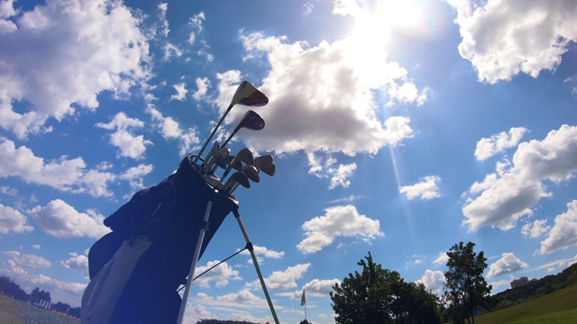 一个以天空为背景的高尔夫球杆包。视频下载