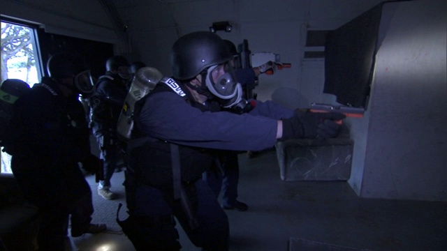 在一次训练演习中，装甲军官进入一个房间。视频下载