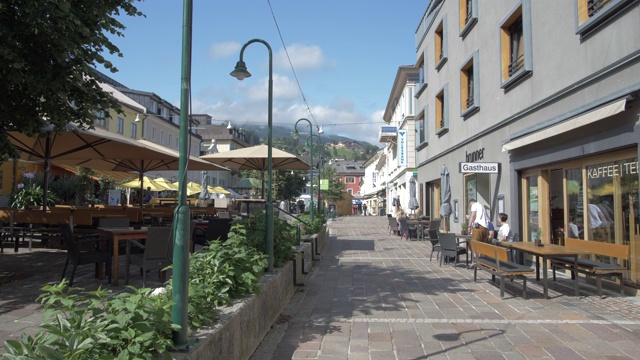 咖啡馆，商店和建筑在Hauptplatz, Schladming, Styria，奥地利阿尔卑斯山，奥地利，欧洲视频下载