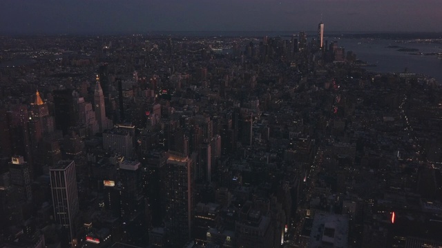 航拍:在美丽的夏夜，纽约市曼哈顿的夜间飞行，城市灯火通明(4K)视频素材