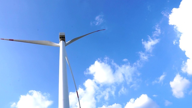来自风力涡轮机的可再生能源技术和明亮的天空视频素材