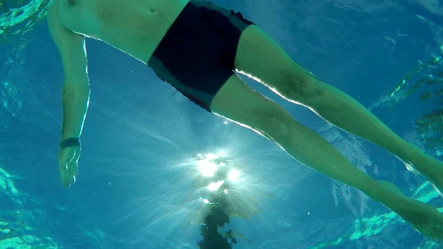在阳光下游泳的人视频下载