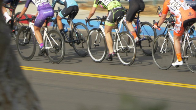妇女在公路自行车比赛中比赛。——慢动作视频下载