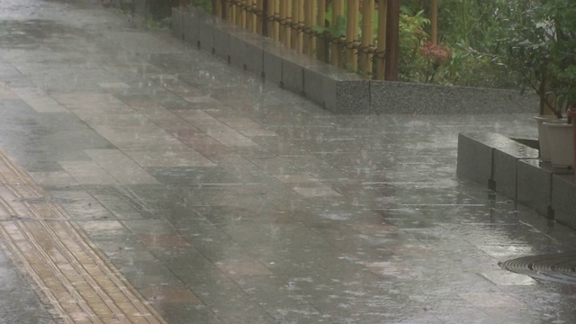 日本东京，暴雨袭击人行道视频下载