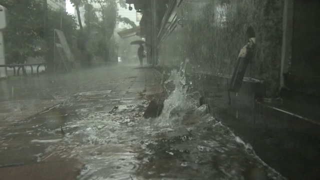 日本东京，暴雨从下水道中涌出视频下载