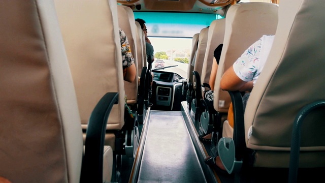 人们坐在旅游巴士上，乘坐视频下载