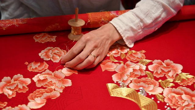 中国服装设计师刺绣婚纱视频下载