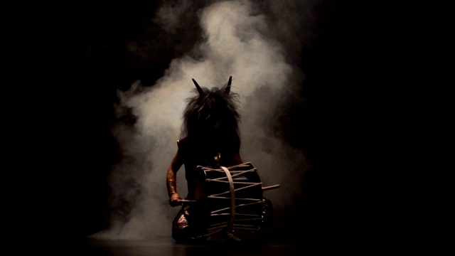 四名艺术家鼓手Taiko戴着假发，带着喇叭和彩鼓在舞台上以黑色的烟雾为背景。日本神话中的恶魔。没有声音。视频素材