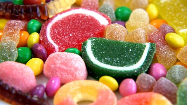 美味的五彩水果糖果在转盘上旋转视频素材