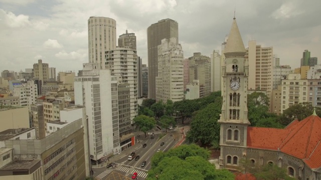空中移动到圣保罗市中心的教堂钟塔视频下载