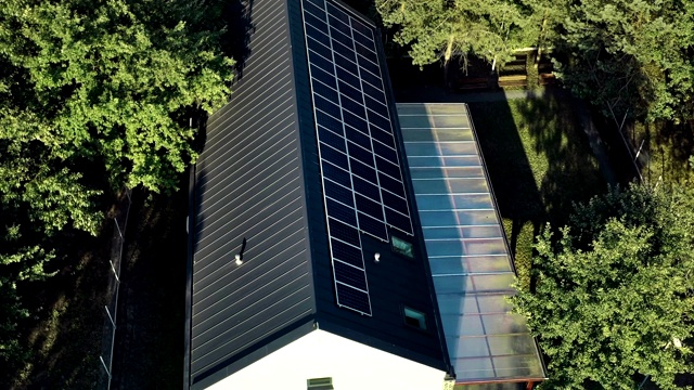 房屋屋顶太阳能电池板。视频素材