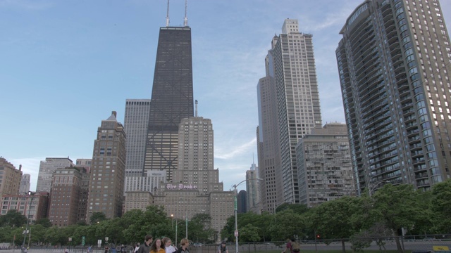 橡树街海滩上的人们和建筑物，芝加哥，伊利诺斯州，美国，北美视频下载