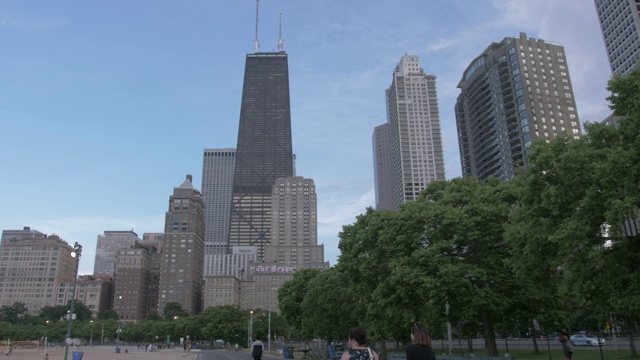 潘从建筑物拍摄到橡树街海滩，芝加哥，伊利诺斯州，美国，北美视频下载