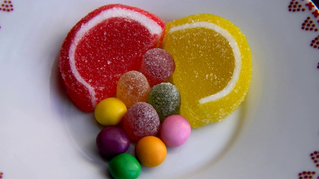 心形的五彩水果糖果在转盘上旋转视频下载