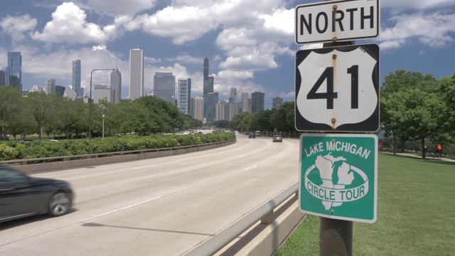 南湖大道上的交通和芝加哥市中心的天际线从博物馆校园，芝加哥，伊利诺斯州，美国，北美视频下载