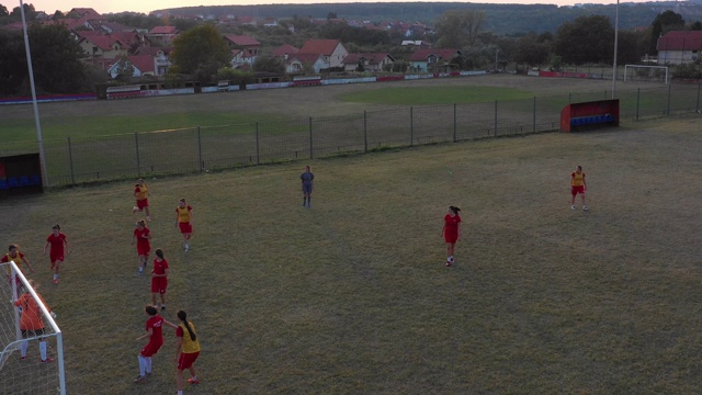 女子足球队在足球场上训练视频素材