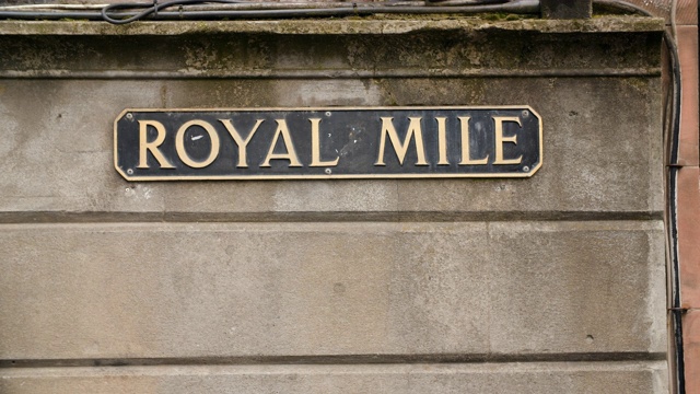 苏格兰爱丁堡的MS Royal Mile街道标志视频素材