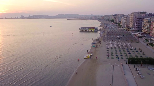 日落时海滩的无人机，Durres (Epidamnos) (dyrachium)，亚得里亚海海岸，阿尔巴尼亚，欧洲视频下载