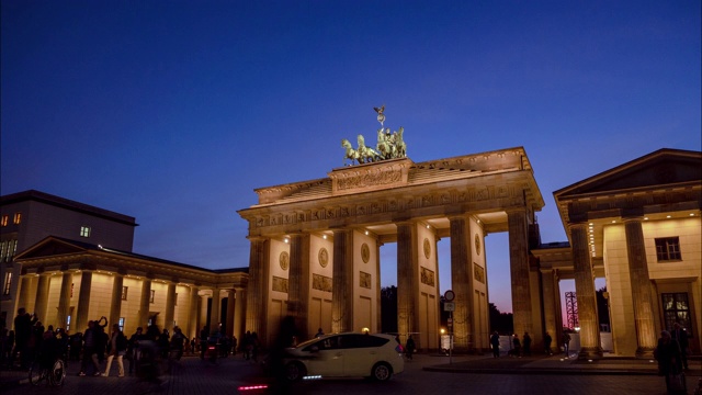 柏林勃兰登堡门，白天到夜晚的过渡时间流逝视频素材
