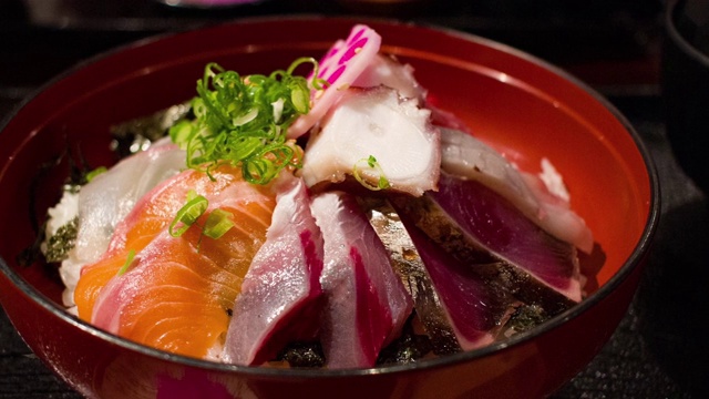 日本的一碗生鱼片。视频素材