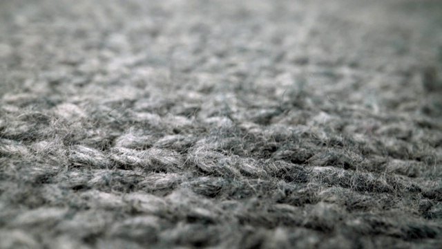 极端细节的绵羊羊毛布料纹理流动在微距小车拍摄。视频素材