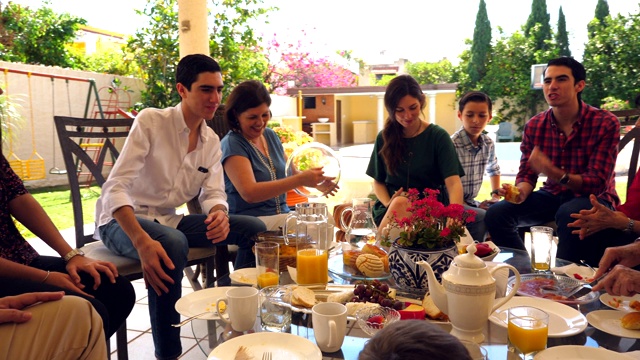 几代同堂的一家人在户外吃早午餐时开怀大笑视频下载