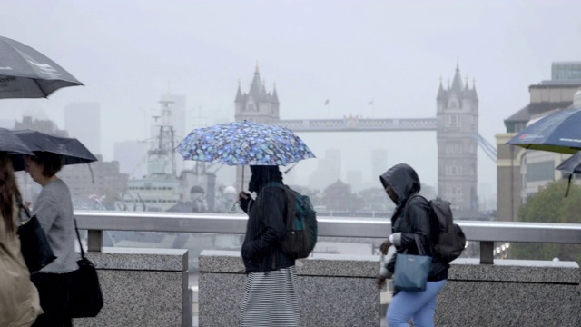 在雨中打着雨伞的乘客。侧视图。视频素材