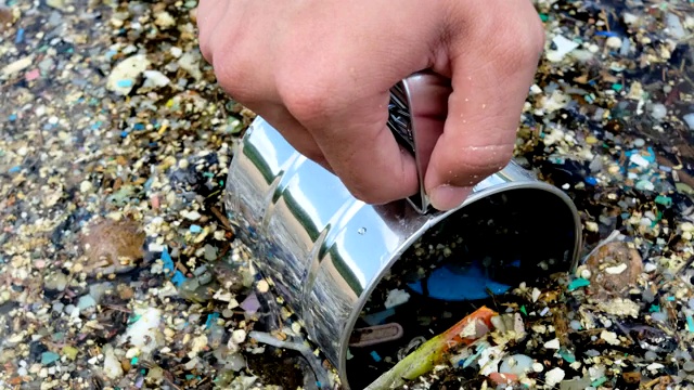 微塑料是污染环境的非常小的塑料碎片。视频素材