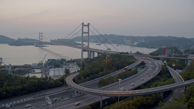 中国香港青衣区青马大桥上交通的4k分辨率时间间隔。日落视频素材