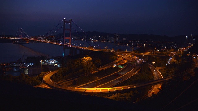 中国香港青衣区青马大桥交通的4k分辨率时间间隔。日落，蓝色时间。视频素材