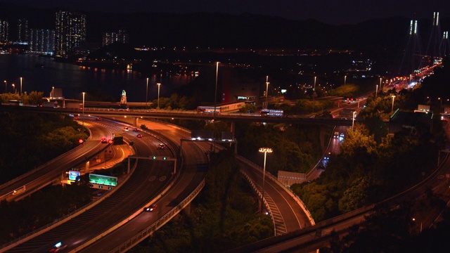 中国香港青衣区青马大桥交通的4k分辨率时间间隔。日落，黄昏。路上的特写镜头视频素材