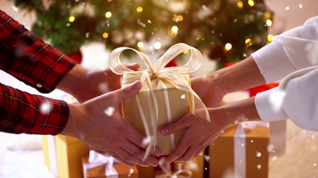 夫妇与礼物盒在圣诞节在家视频购买
