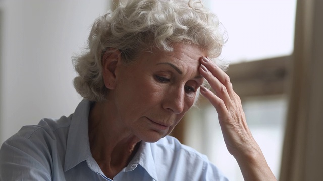 悲伤的，体贴的老妇人担心家里的健康问题视频素材