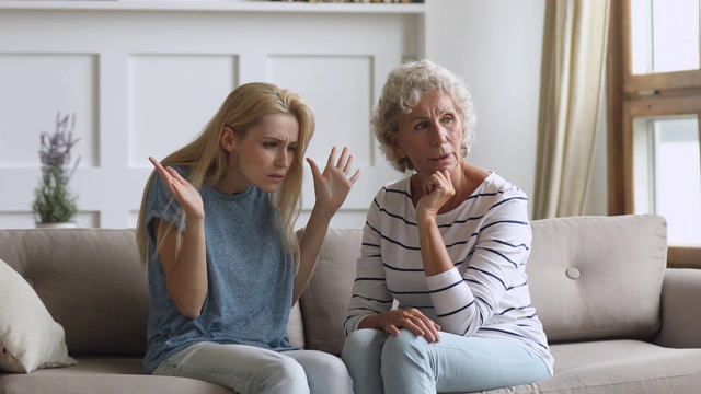 压力大、恼怒的年轻成年女儿与倔强的老母亲争辩视频素材