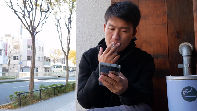 一个在户外抽烟的4k男人视频下载