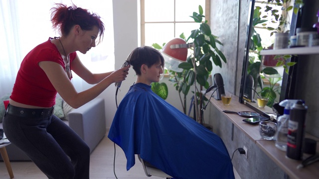 女发型师与顾客在沙龙视频素材