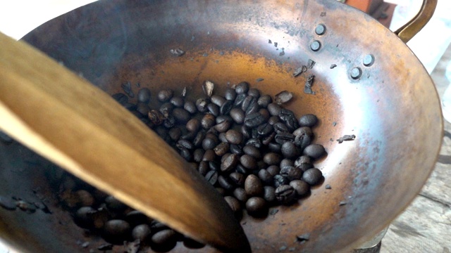 户外女性手工烘焙新鲜咖啡豆的慢动作。视频下载
