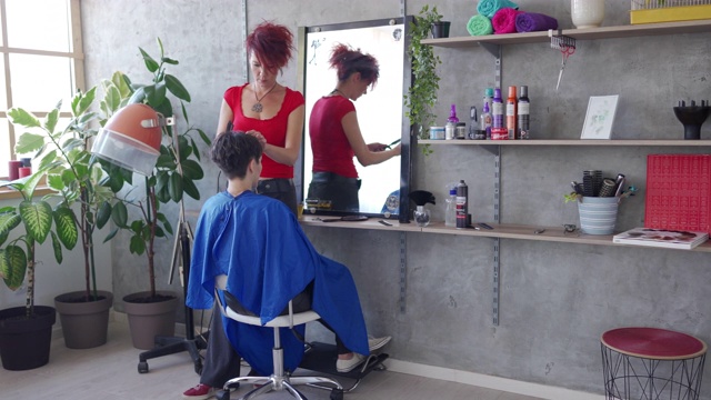 女发型师与顾客在沙龙视频素材