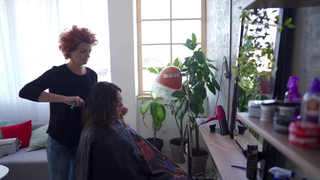 美发师在美发厅与顾客交谈视频素材