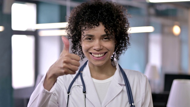 成功的年轻专业医生的肖像看和做大拇指视频素材