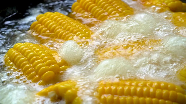 用开水煮甜玉米是健康食品，特写微距镜头视频素材