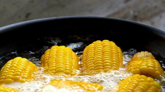 用开水煮甜玉米是健康食品，特写微距镜头视频素材