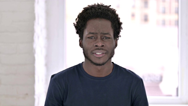 年轻的非洲裔美国人感到悲伤的肖像视频素材
