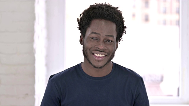 迷人的年轻非洲裔美国人的肖像通过摇头说Yes视频素材