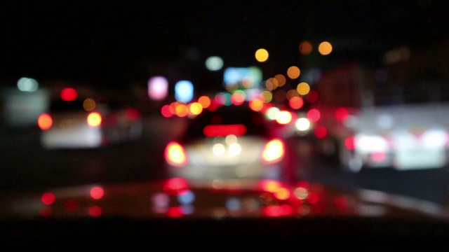 模糊或模糊-汽车受阻和交通堵塞，曼谷夜晚的背景视频下载